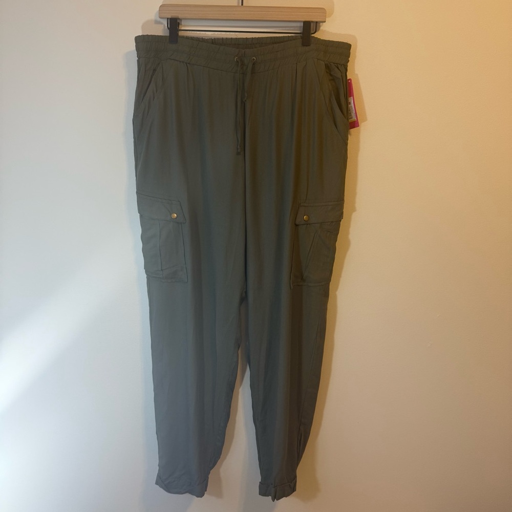 Woman’s Xhilaration Cargo Pant Dark Sage XXL NWT